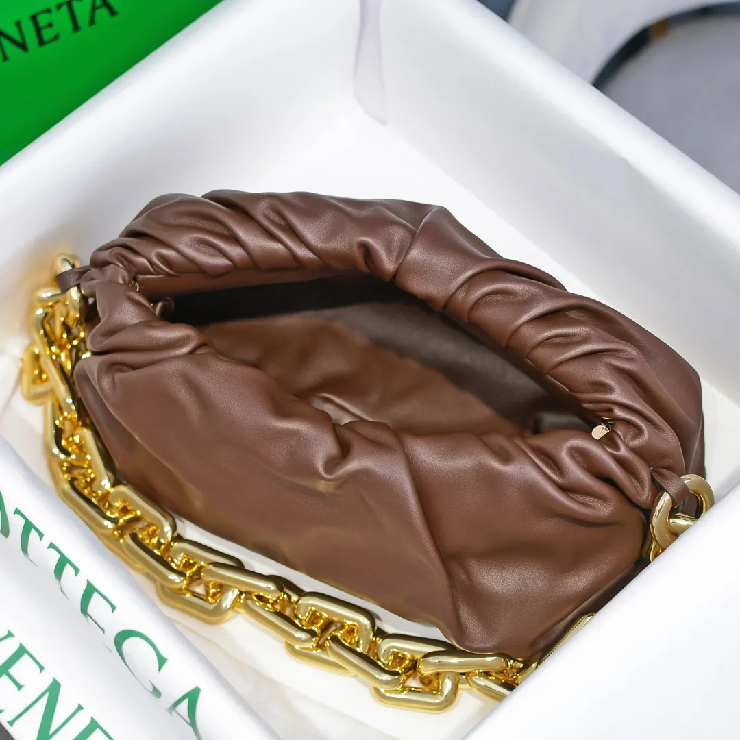 2020 new products will continue to upgrade the cloud bag to the вoттega veneтa chain cloud bag. It is still developed with imported original leather as standard. This hardware chain needs to be light on the upper body and can only be made of all-steel material. It is made of hollowed metal. You don’t have to worry about its weight. Major celebrity fashion bloggers have used it to attend fashion shows. Who can resist the charm of this large gold chain [smile] Style number: 6708# Size: 30*16*12